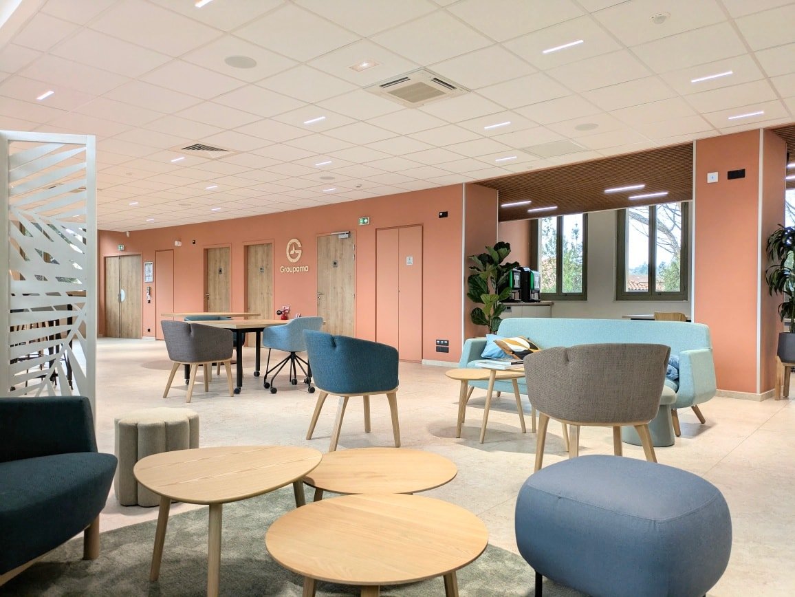 Un espace hybride conçu pour recevoir avec modularité

À Auch, la maison Groupama réinvente ses espaces pour favoriser les échanges, la créativité et le bien-être.
Un lieu pensé comme une maison, où chaque zone invite à la rencontre, au partage et à la détente.

Une conception et accessoirisation saignée DIZY Déco 🪴

#architectureinterieure #designinterieur #decoration #amenagement #espaceshybrides #workplace #groupama #auch #dizydeco #toulouse #projetspro #interiordesign #decoentreprise
👉 www.dizydeco.com