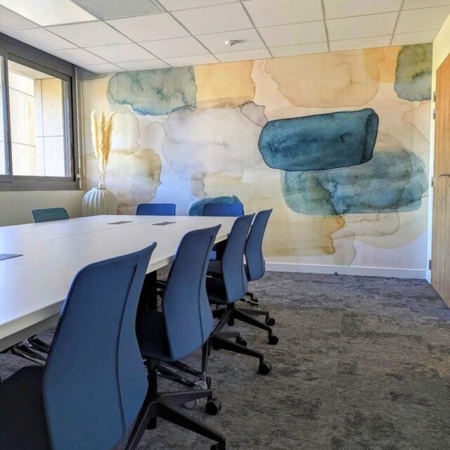 Chez Groupama Cahors, la salle de réunion fait peau neuve ✨
Repensé  pour offrir plus de clarté, de confort et d’harmonie.
Bois clair, tonalités naturelles et touches de vert : une atmosphère apaisante, fidèle à l’identité du lieu et à l’esprit Groupama 🌿

Parce qu’un cadre de travail bien pensé, c’est déjà un bon terrain d’entente.

#dizydeco #groupama #cahors #architectureinterieure #decoration #salledereunion #espacetravail #decoentreprise #designinterieur #projetpro #workspacedesign #interiordesign
www.dizydeco.com