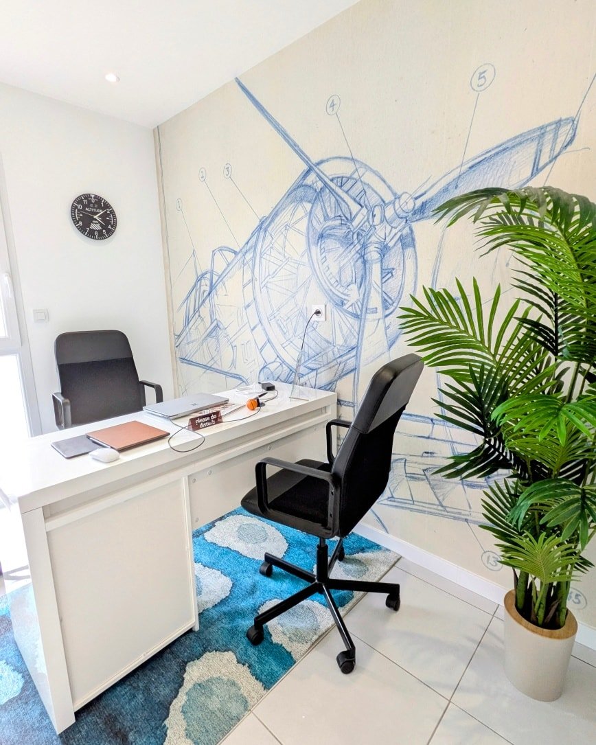 Un espace de travail sobre, isolé et inspirant pour AEROCONSULTANT.
Un papier peint panoramique sur le thème de l’aviation, clin d’œil élégant à leur univers.
Design fonctionnel, identité affirmée.

www.dizydeco.com
#dizydeco #architectureinterieure #amenagement #bureau #bullebureau #espacedetravail #aeroconsultant #toulouse #papierpeint #aviationdesign #interieurpro