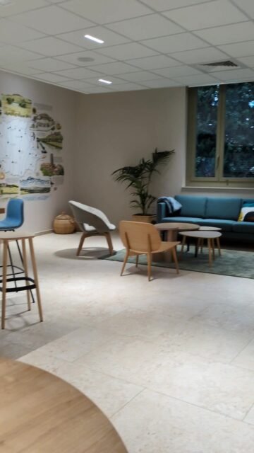 Fier de vous présenter les nouveaux bureaux de Groupama à Auch. Mon intervention ? Une harmonie de couleurs sur mesure et une installation de mobilier pensée pour le confort des équipes. 🛋️

#deco #auch #amenagement