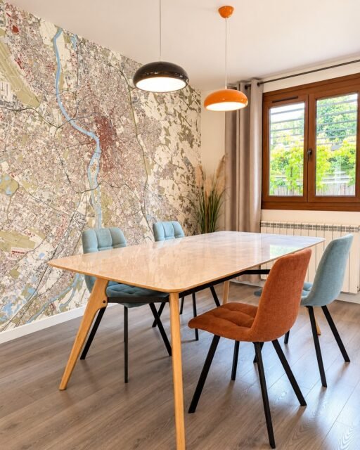 🍊 Le petit détail qui change tout.

Une belle table, quelques touches de couleur et cette grande carte qui donne du caractère à la pièce.

Depuis la cuisine, on profite directement de la salle à manger. Les espaces communiquent naturellement et ça donne une vraie sensation de volume.

C'est souvent ce genre de détail qui fait qu'on se sent bien dans une maison.

#SalleAManger #CuisineOuverte #Decoration #Immobilier #Interieur #HomeStaging #Maison #Déco