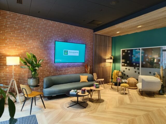 Repenser l’accueil pour être au plus proche de vous. 🤝🌿

Nouveau look pour l'agence Groupama de la rue Alsace-Lorraine ! J'ai imaginé un espace où confort, confidentialité et identité de marque se rencontrent. Mon 

objectif : créer un environnement serein et lumineux pour accompagner les Toulousains dans tous leurs projets.

Le détail qui fait la différence ? J'ai misé sur un mélange de textures pour apporter chaleur et dynamisme à l'agence. 📐

#DesignDinterieur #ToulouseCentre #GroupamaOccitanie #DizyDeco #Workspace #BureauxChics #ExpertiseDéco