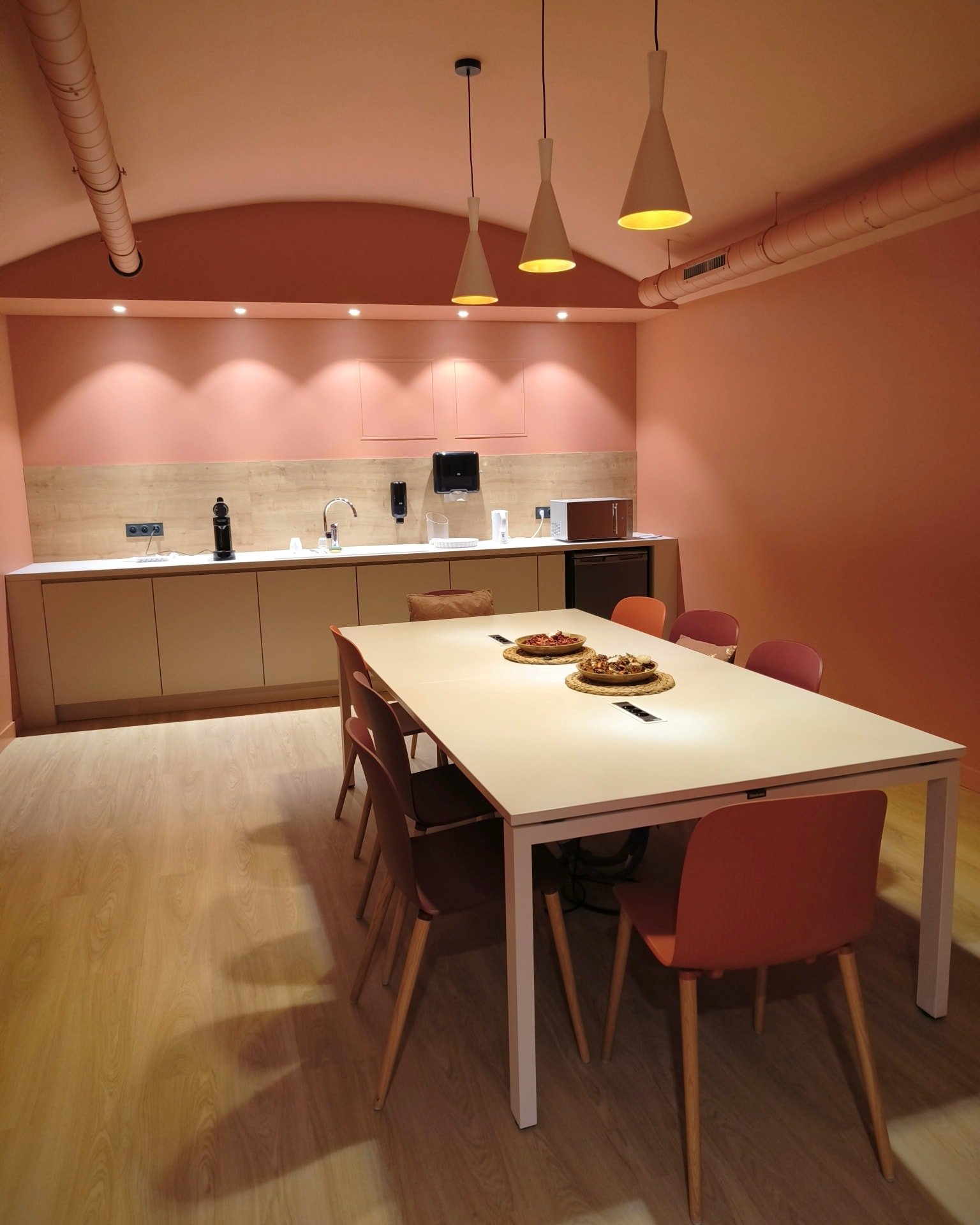 A table ! 🍷🏙️

Je viens de terminer l’aménagement d’un espace repas niché au cœur d’une cave typiquement toulousaine. Pour ce projet, j’ai osé le "full look" Terracotta : une immersion totale dans cette teinte chaleureuse qui rend hommage à notre belle Ville Rose.

L’enjeu pour moi était de transformer ce lieu brut en un cocon convivial, où la modernité du design rencontre l’authenticité de la terre cuite. Je suis fasciné par la manière dont une seule couleur peut radicalement changer l’atmosphère d’un espace voûté.