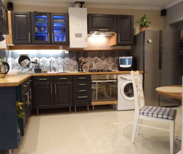 Rénover sans trahir l'âme du lieu. ✨

Je vous présente aujourd'hui un projet qui me tenait particulièrement à cœur : la transformation d'une cuisine qui avait besoin d'un vrai coup de propre, tout en conservant son charme ancien.

L'objectif pour moi était clair : moderniser l'espace, gagner en fonctionnalité et en luminosité, sans pour autant gommer l'histoire de cette pièce. J'ai travaillé sur une palette de couleurs plus actuelle et des matériaux qui respectent l'existant.
Le résultat ? Une cuisine pleine de caractère, prête pour de nouveaux moments de vie. ☕🥘