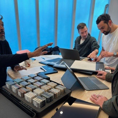 Le moment que je préfère ? Celui où le projet prend vie à travers les textures et les couleurs. 🎨✨

Aujourd'hui, rendez-vous client pour une sélection de matières : Chaque détail compte pour créer un intérieur qui ne ressemble qu'à vous.

Chez DIZY DECO, on ne choisit pas juste des couleurs, on crée une atmosphère.